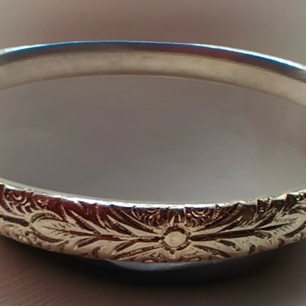 Vintage Silver Tone Whiting & Davis Flower Etched Bangle Floral Bracelet Signed - Picture 2 of 5